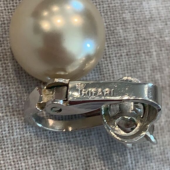 Trifari vintage faux pearl drop clip earrings - Picture 2 of 2